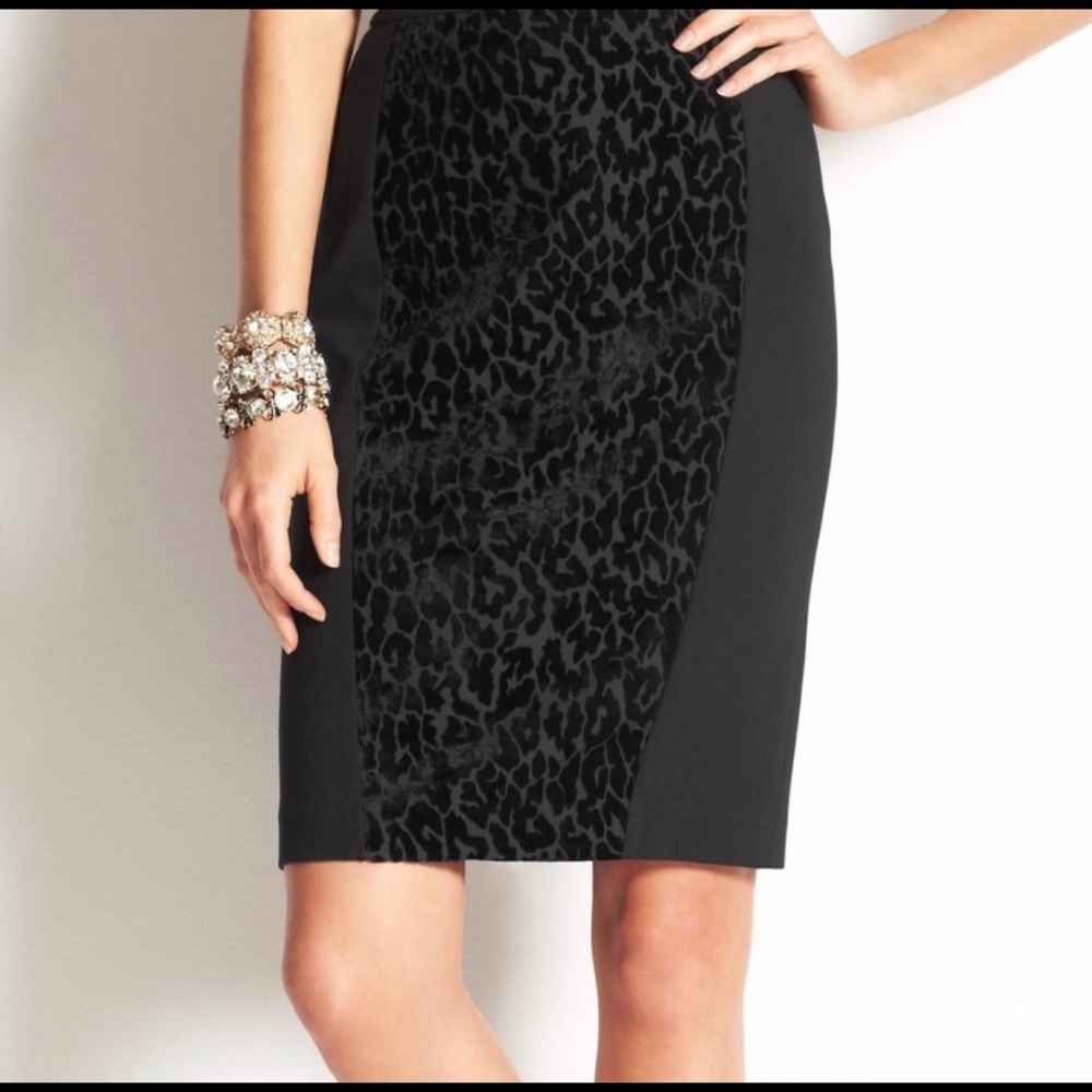 Ann Taylor black skirt. Back zip, EUC. Size 12.